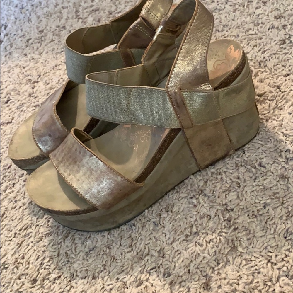 Used OTBT Women’s Bushnell Wedges in Gold